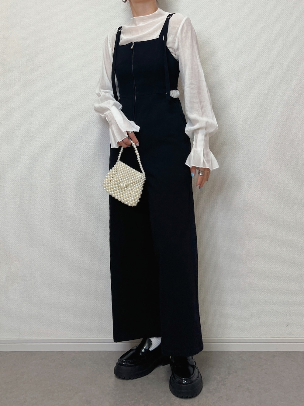 「秋服準備始めました、オトナカジュアル、大人かわいい、秋、モノトーン、モノトーンコーデ、骨格ウェーブ、30代コーデ、ローファー、ボリューム袖」｜「Louereのフレアスリーブハイネックシアートップス（Tシャツ/カットソー、ホワイト系）」を使った、ɴɪᴄᴏ.ᴀʏᴀさん（レディース・149cm）の秋コーディネートの1枚目の写真