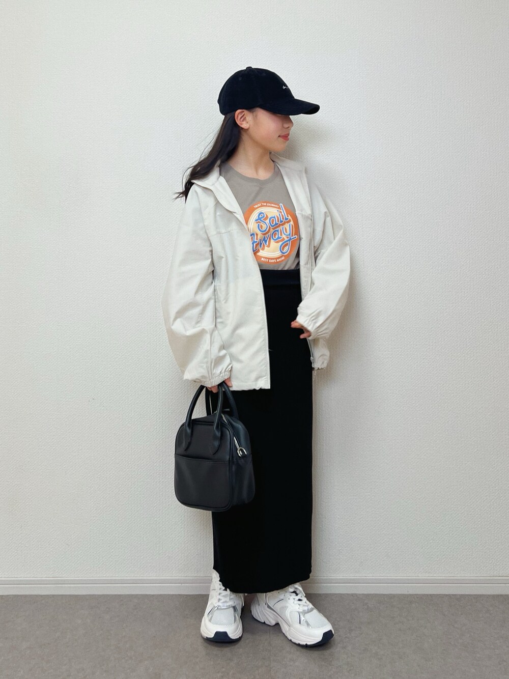 「春ファッション、オトナカジュアル、シンプルコーデ、女の子、coca、はるコーデ、パーカーコーデ、ナイロンパーカー、UNIQLO、ユニクロ、UNIQLOコーデ、ユニクロコーデ、キャップ、カジュアル、スニーカー」｜「coca（coca）の＼新色登場／コーデも動きも自由自在！リブニットIラインスカート（スカート、ブラック系）」を使った、ɴɪᴄᴏ.ᴀʏᴀさん（キッズ・142cm）の春コーディネートの1枚目の写真