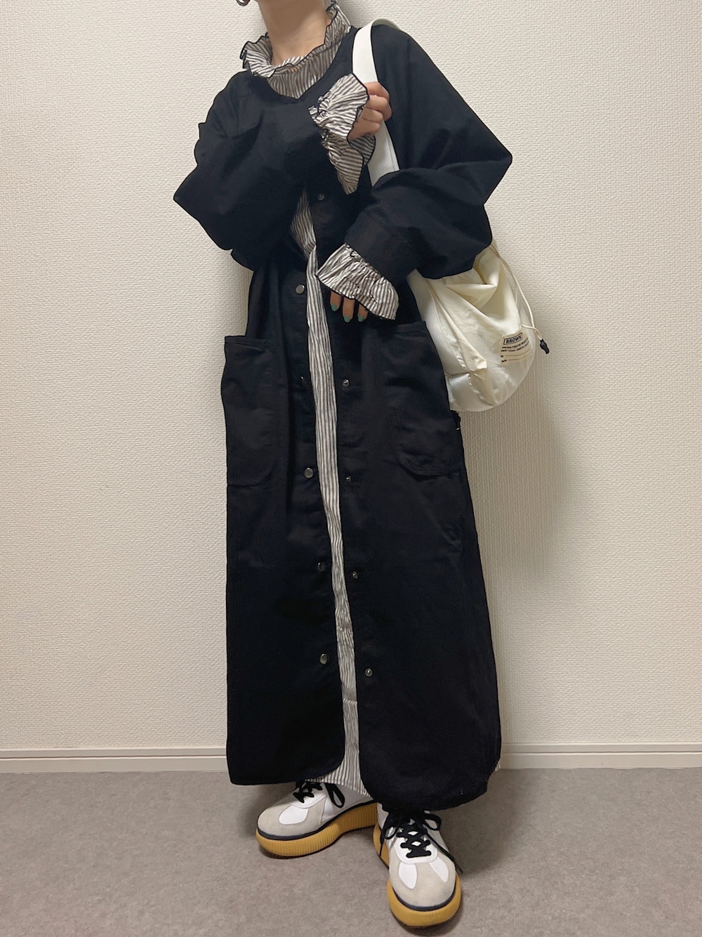 「シンプルコーデ、春服、休日スタイル、大人カジュアル、春先取り、スニーカーコーデ、ロングコート、春アウター、ロングスカート、ブラック、厚底シューズ」｜「Onitsuka TigerのDELECITY / デレシティ（スニーカー、ホワイト系）」を使った、ɴɪᴄᴏ.ᴀʏᴀさん（レディース・149cm）の冬コーディネートの1枚目の写真