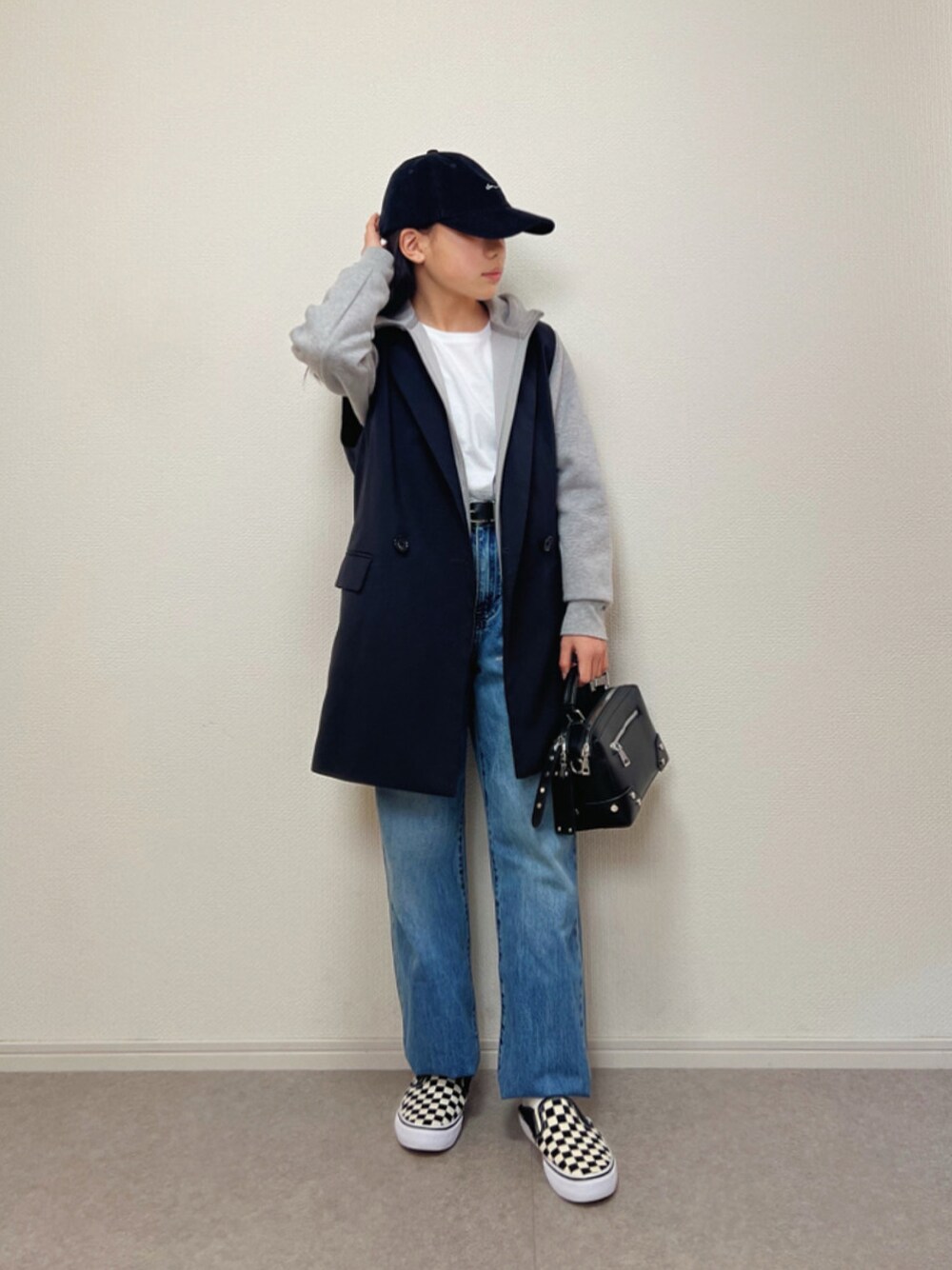 「休日コーデ、シンプルスタイル、Tシャツ、シンブルコーデ、UNIQLO、スウェットコーデ、カジュアルコーデ、カジュアル、デニム、デニムパンツ、スニーカー」｜「floristの【2WAY/3WAY】サークルスタッズレザーのボックス型ショルダーバッグ/ボストンバッグ/ハンドバッグ（ボストンバッグ、ブラック系）」を使った、ɴɪᴄᴏ.ᴀʏᴀさん（キッズ・142cm）の冬コーディネートの1枚目の写真