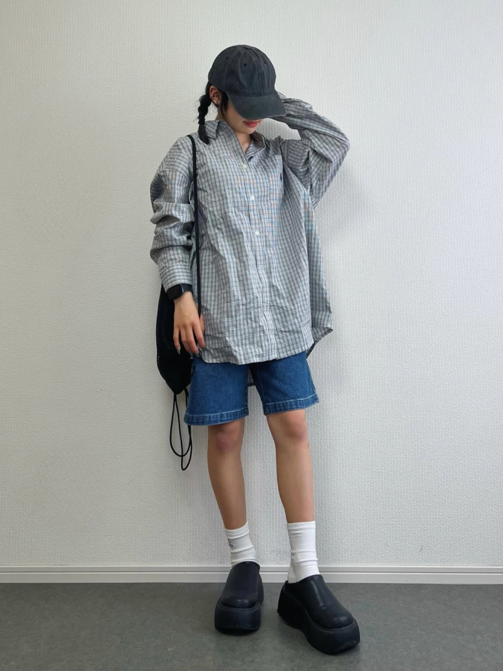 「春めき満開コーデ、シャツスタイル、シャツ、バミューダパンツ、UNIQLO、ユニクロ、カジュアル、カジュアルコーデ、カジュアルストリート、春服、ストリート」｜「U.S. POLO ASSN.の∴WEGO/【25年春夏 新色追加★】U.S.POLO ASSN.別注ビッグシルエットシャツ（シャツ/ブラウス、ブラック系）」を使った、ɴɪᴄᴏ.ᴀʏᴀさん（キッズ・149cm）の春コーディネートの1枚目の写真