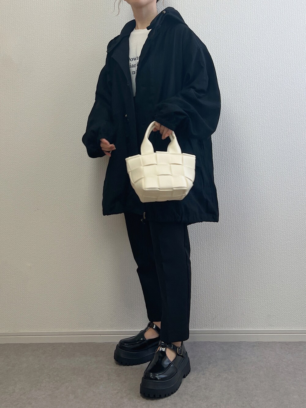 「春服デビュー宣言、シンプル、今日のコーデ、#春コーデ、低身長女子、春アウター、春、骨格ウェーブ、パンツコーデ、Crisp、モノトーン、厚底シューズ」｜「Crispのオーバースノーパーカー（モッズコート、ブラック系）」を使った、ɴɪᴄᴏ.ᴀʏᴀさん（レディース・149cm）の春コーディネートの1枚目の写真