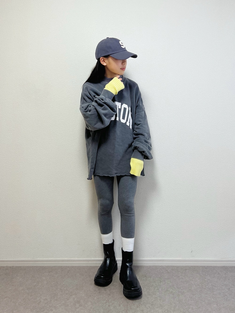 「冬を彩る色いろコーデ、キッズ、おんなのこ、おでかけコーデ、ユニクロ、UNIQLO、スウェット、カジュアルコーデ、グレー、ワントーンコーデ、レイヤードスタイル、カジュアル、小学生」｜「DISCOATの【アンチピリング】リブ袖配色ハイネックプルオーバー《WEB限定カラーあり》（ニット/セーター、グレー系）」を使った、ɴɪᴄᴏ.ᴀʏᴀさん（キッズ・142cm）の冬コーディネートの1枚目の写真