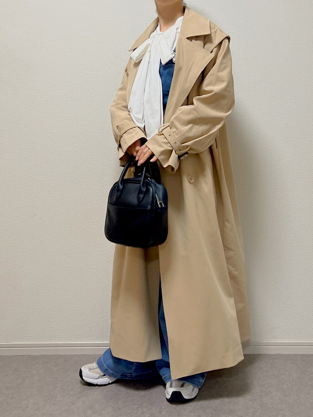 「春服デビュー宣言、カジュアルコーデ、#春コーデ、ゆるコーデ、大人カジュアル、着回しコーデ、低身長女子、ボウタイブラウス、Crisp、ニューバランス、トレンチコート、スニーカー」｜「DISCOATの【SS先行予約アイテム】前後2WAYブロードボウタイブラウス（シャツ/ブラウス、ホワイト系）」を使った、ɴɪᴄᴏ.ᴀʏᴀさん（レディース・149cm）の春コーディネートの1枚目の写真