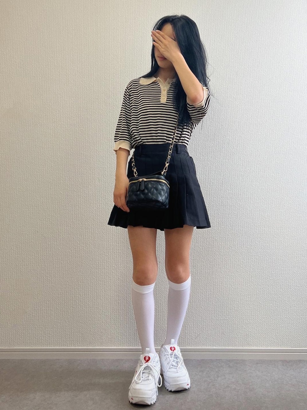 「春、白スニーカー、女の子コーデ、スニーカー、韓国ファッション、半袖シャツ、韓国スタイル、シアーソックス、厚底シューズ、モノトーン、モノトーンコーデ、forksy、スニーカーコーデ」｜「forksy.の【forksy.】半そでポロニットプルオーバー（ポロシャツ、ホワイト系）」を使った、ɴɪᴄᴏ.ᴀʏᴀさん（キッズ・143cm）の春コーディネートの1枚目の写真