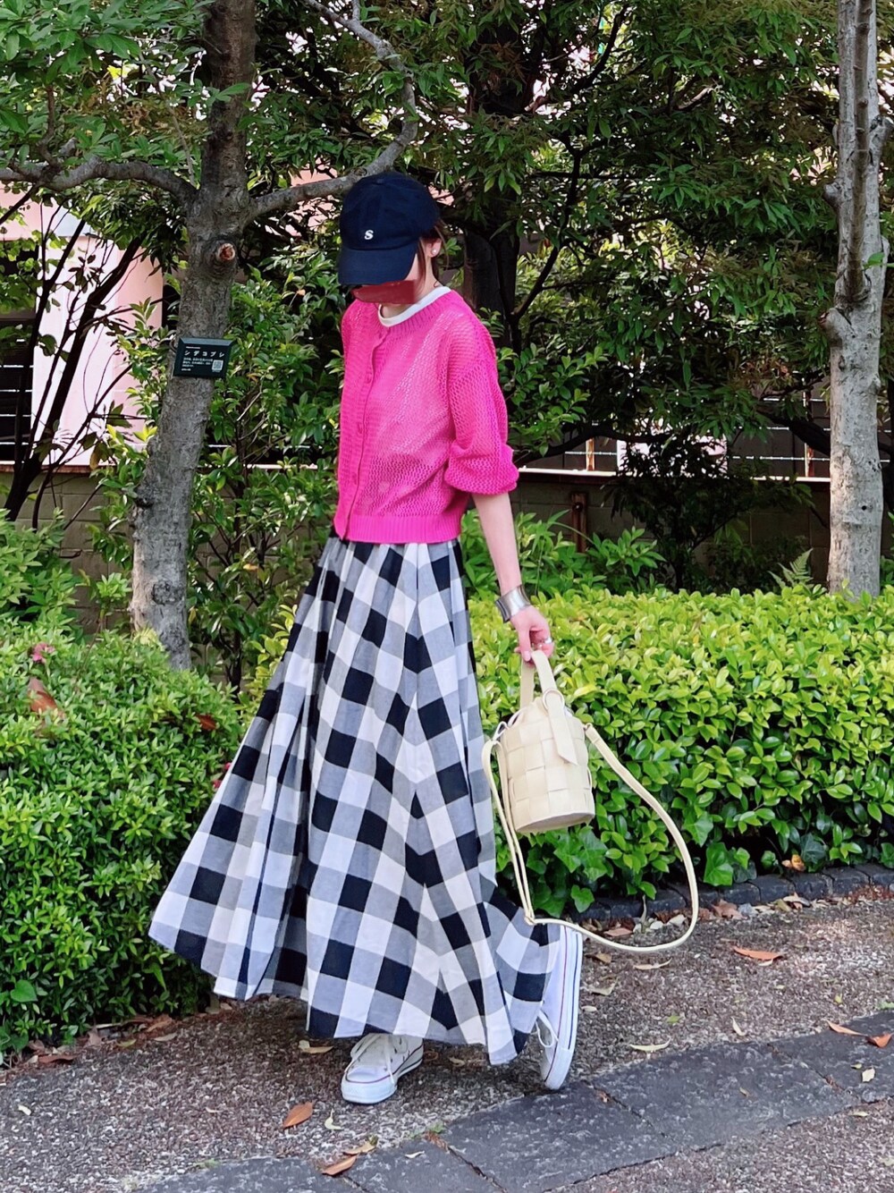 「しまむら、ごきげんウィーク、しまむらコーデ、しまパト、ピンク、メッシュ、メッシュニット、ブロックチェック、チェックスカート、スニーカーコーデ、adidas、バケツバッグ、プチプラ、プチプラコーデ、春夏コーデ」｜「しまむらのアイテム（カーディガン/ボレロ、ピンク系）」を使った、minmin08_さん（レディース・158cm）の春コーディネートの1枚目の写真