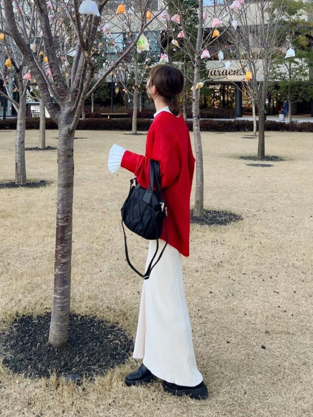 「しまむら、しまむらコーデ、ロングスカート、ニットスカート、冬アウター、レイヤードスタイル、裏起毛、モンスターパーカー、オーバーサイズ、ゆるコーデ、スカートスタイル、スカートコーデ、ラクチンコーデ、プチプラ」｜「andmeの長袖Vネックニットカーディガン（カーディガン/ボレロ、レッド系）」を使った、minmin08_さん（レディース・158cm）の冬コーディネートの1枚目の写真