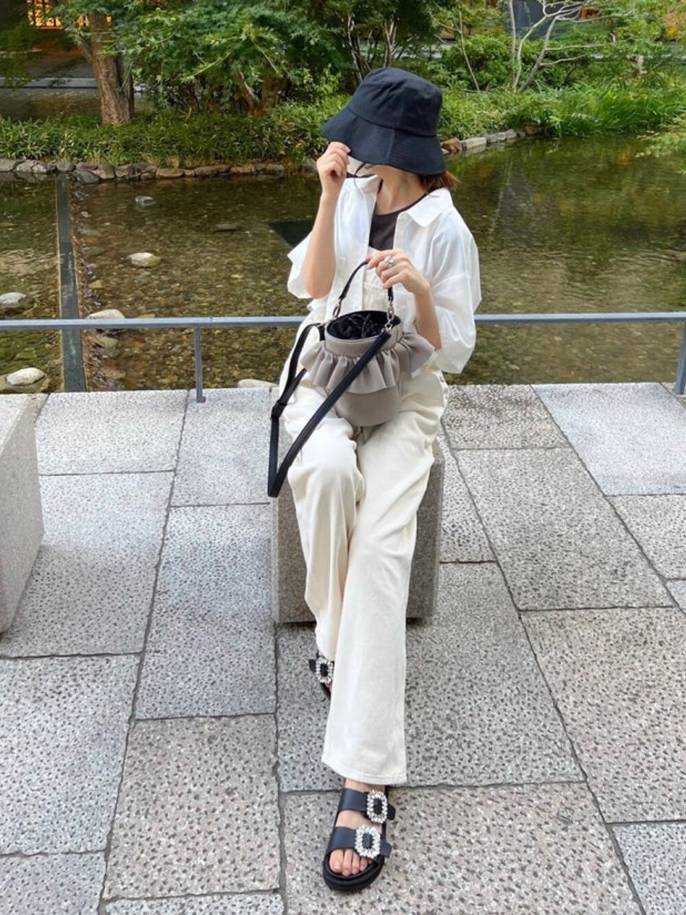 「しまむら、しまむらコーデ、シャツスタイル、サロペット、オーバーオール、バケツバッグ、バケットハット、アウトドアスタイル、秋っぽコーデ更新中、お出かけコーデ、シンプルスタイル、ゆるコーデ、晩夏コーデ」｜「YMGSのアイテム（ハット、ブラック系）」を使った、minmin08_さん（レディース・158cm）の秋コーディネートの1枚目の写真