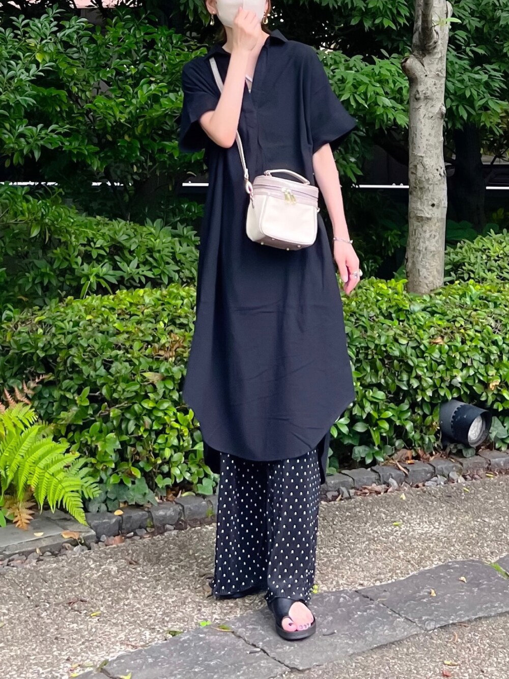 「しまむら、しまむらコーデ、スキッパー、シャツワンピ、ドット柄、プリーツパンツ、バニティバッグ、トングサンダル、レイヤードスタイル、シンプルコーデ、ビッグシルエット、ミニバッグ、プチプラ、このスタイルがお気に入り、夏コーデ」｜「and it_の選べる2TYPE!スキッパー＆ベーシックロングシャツワンピース（シャツワンピース、ブラック系）」を使った、minmin08_さん（レディース・158cm）の夏コーディネートの1枚目の写真