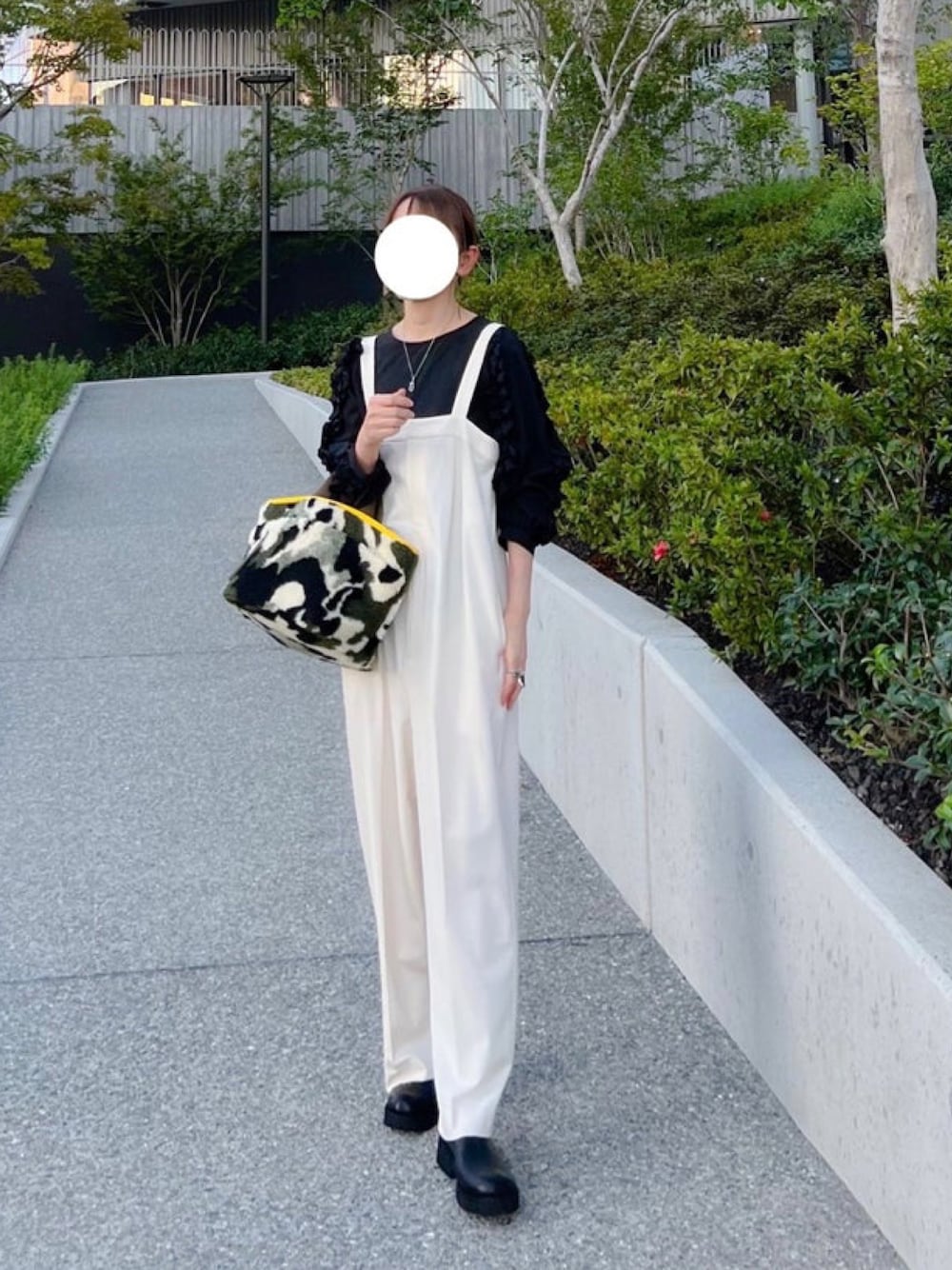 「しまむら、しまむらコーデ、サロペット、フリル、フリルトップス、サボ、サボサンダル、ボア、トートバッグ、秋コーデ、オトナカジュアル、ラクチンコーデ、秋色、楽チンコーデ」｜「しまむらのアイテム（シャツ/ブラウス、ブラック系）」を使った、minmin08_さん（レディース・158cm）の秋コーディネートの1枚目の写真