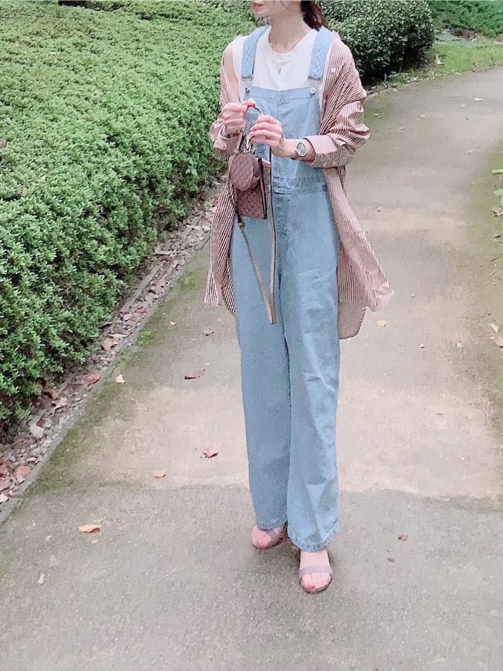 「しまむら、しまパト、しまむらコーデ、デニムサロペット、サロペット、オーバーオール、ストライプ、ブラウンコーデ、マルチショルダー、プチプラ、秋コーデ、秋トレンド2021」｜「UR'Sのｺｯﾄﾝﾁｭﾆｯｸﾌﾞﾗｳｽ（シャツ/ブラウス、ブラウン系）」を使った、minmin08_さん（レディース・158cm）の秋コーディネートの1枚目の写真