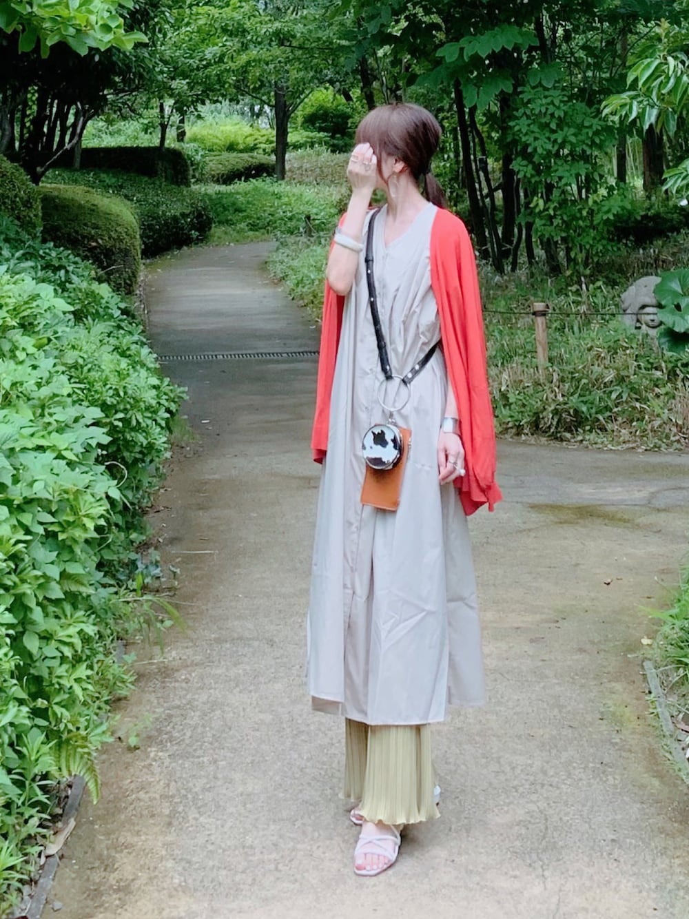 「しまむら、しまむらコーデ、しまパト、プリーツパンツ、シャツワンピ、リングショルダーバッグ、リングバッグ、GRL、夏コーデ、COOLなこのコが仲間入り」｜「Futier landのリングショルダーミニバッグ（ショルダーバッグ、オレンジ系）」を使った、minmin08_さん（レディース・160cm）の夏コーディネートの1枚目の写真