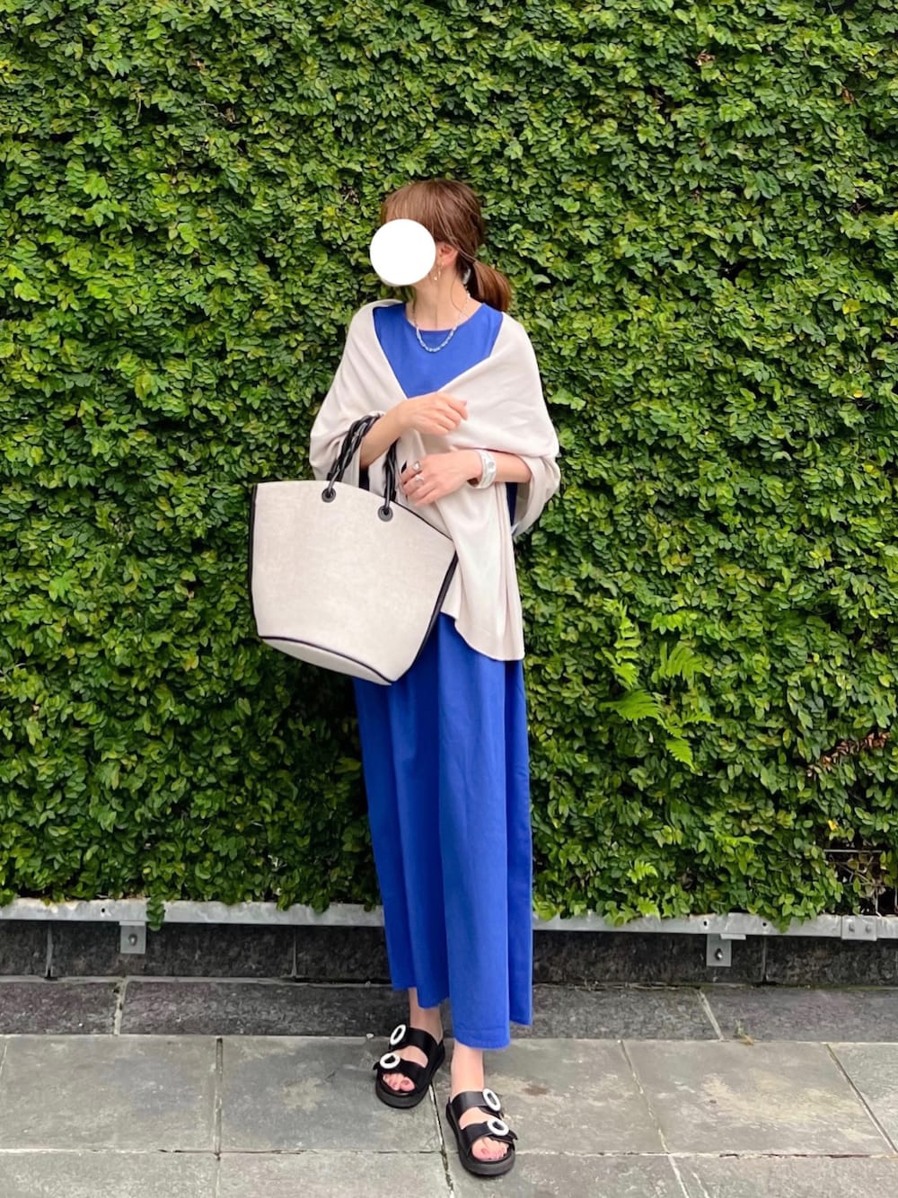 「しまむら、しまむらコーデ、ポンチョ、ワンピース、マキシ丈ワンピース、ブルー、ブルーコーデ、カラーコーデ、夏コーデ、スポーツサンダル、シンプルコーデ、お出かけコーデ、キレイめカジュアル、休日スタイル、カーディガン」｜「sweet&sheepのアイテム（ワンピース、ブルー系）」を使った、minmin08_さん（レディース・158cm）の夏コーディネートの1枚目の写真
