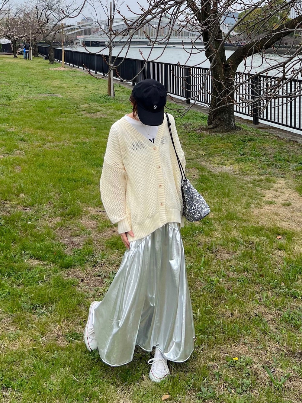 「しまむら、しまむらコーデ、シルバー、メタリック、ティアードスカート、メッシュカーディガン、メッシュ、レイヤードスタイル、ロゴT、巾着バッグ、春のNewスタイル、春コーデ、春色、春服、春服みてみて」｜「NOAHLの【NOAHL】メッシュニットカーディガン [I]（カーディガン/ボレロ、ホワイト系）」を使った、minmin08_さん（レディース・158cm）の春コーディネートの1枚目の写真
