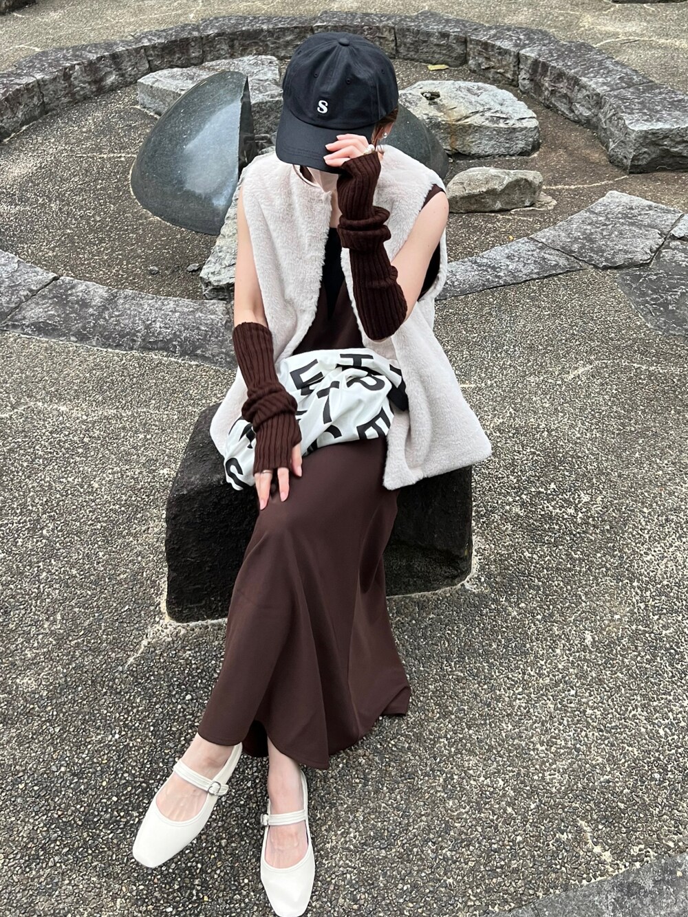 「しまむら、しまむらコーデ、ファーベスト、アームウォーマー、ブラウンコーデ、ジャンパースカート、カンフーシューズ、キャップ女子、初秋コーデ、ワンピーススタイル、エコファーベスト、秋コーデ、スクエアトゥ、秋色、プチプラコーデ」｜「しまむらのアイテム（ベスト、ホワイト系）」を使った、minmin08_さん（レディース・158cm）の秋コーディネートの1枚目の写真