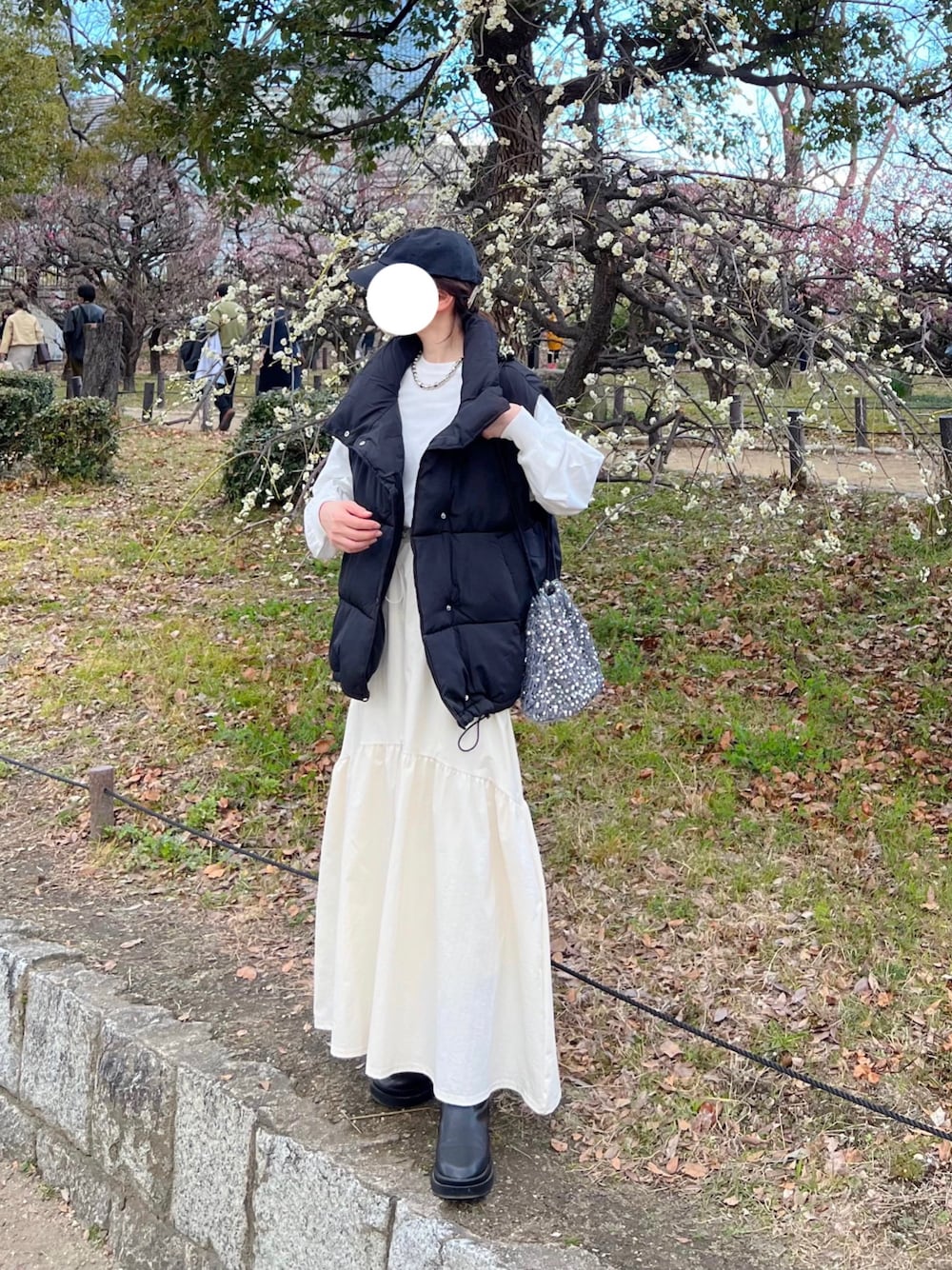 「しまむら、しまむらコーデ、ティアードスカート、フレアスカート、ダウンベスト、ベスト、スパンコール、巾着バッグ、春コーデ、春服コーデ、大人カジュアル、春色、プチプラ、春」｜「GRLのアイテム（ダウンベスト、ブラック系）」を使った、minmin08_さん（レディース・158cm）の冬コーディネートの1枚目の写真