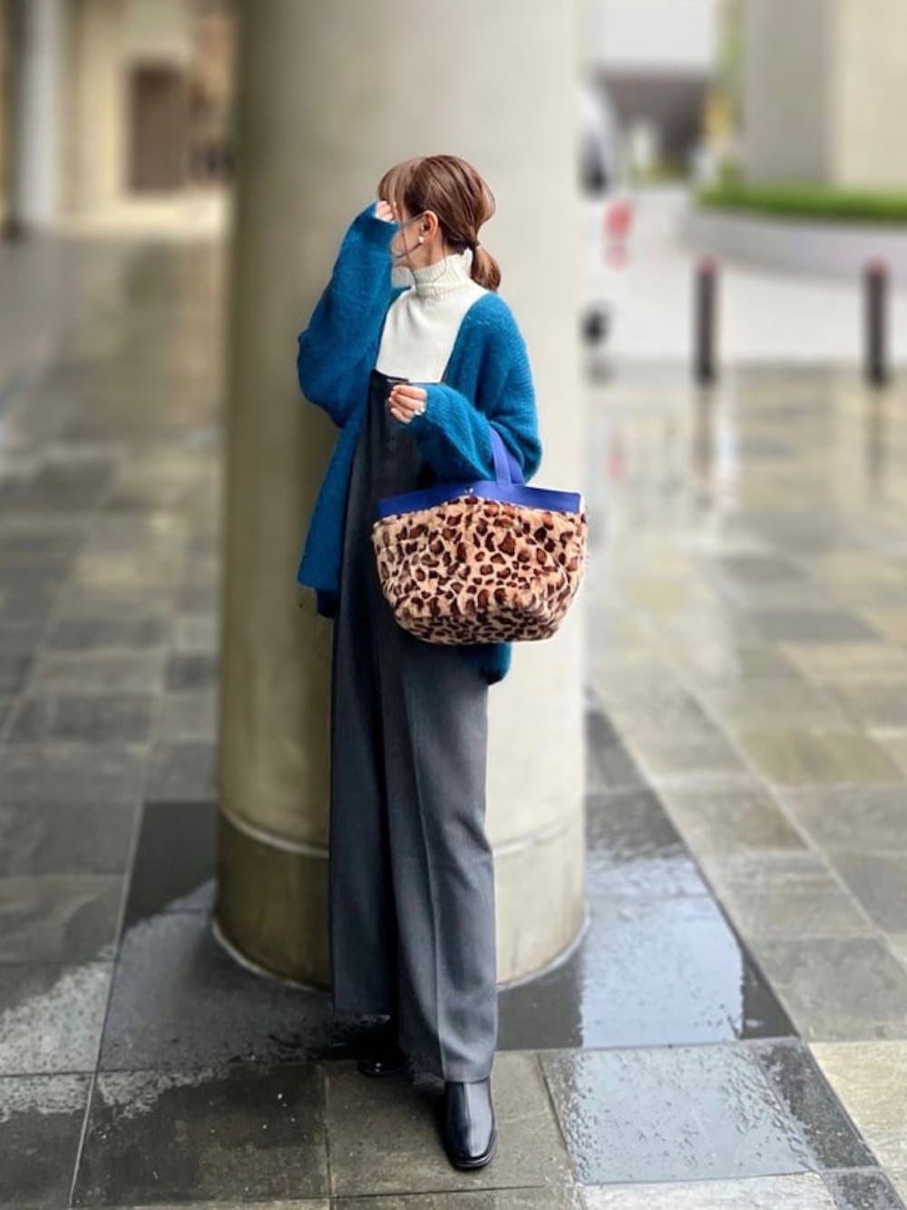 「しまむら、しまむらコーデ、ブルー、フェザー、レイヤードスタイル、サロペット、ファー、ファーバッグ、リブニット、レオパード、ニット、秋冬コーデ、秋のコーデ、ゆるコーデ、あったかコーデ」｜「Re:EDITの[新色追加][2022A/W COLLECTION]リブフレアスリーブプルオーバー（ニット/セーター、ホワイト系）」を使った、minmin08_さん（レディース・158cm）の秋コーディネートの1枚目の写真