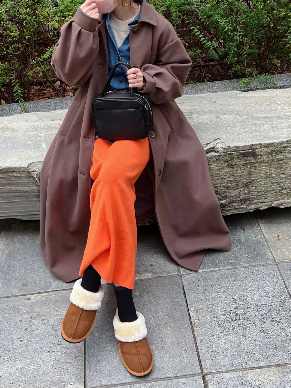 「しまむら、しまむらコーデ、サボ、サボサンダル、ムートンブーツ、ステンカラーコート、ブラウン、オレンジ、カラーコーデ、タイトスカート、未来のWEARISTAプロジェクト、秋冬コーデ、プチプラコーデ」｜「Social GIRLのステンカラータックロングコート（ステンカラーコート、ブラウン系）」を使った、minmin08_さん（レディース・158cm）の秋コーディネートの1枚目の写真