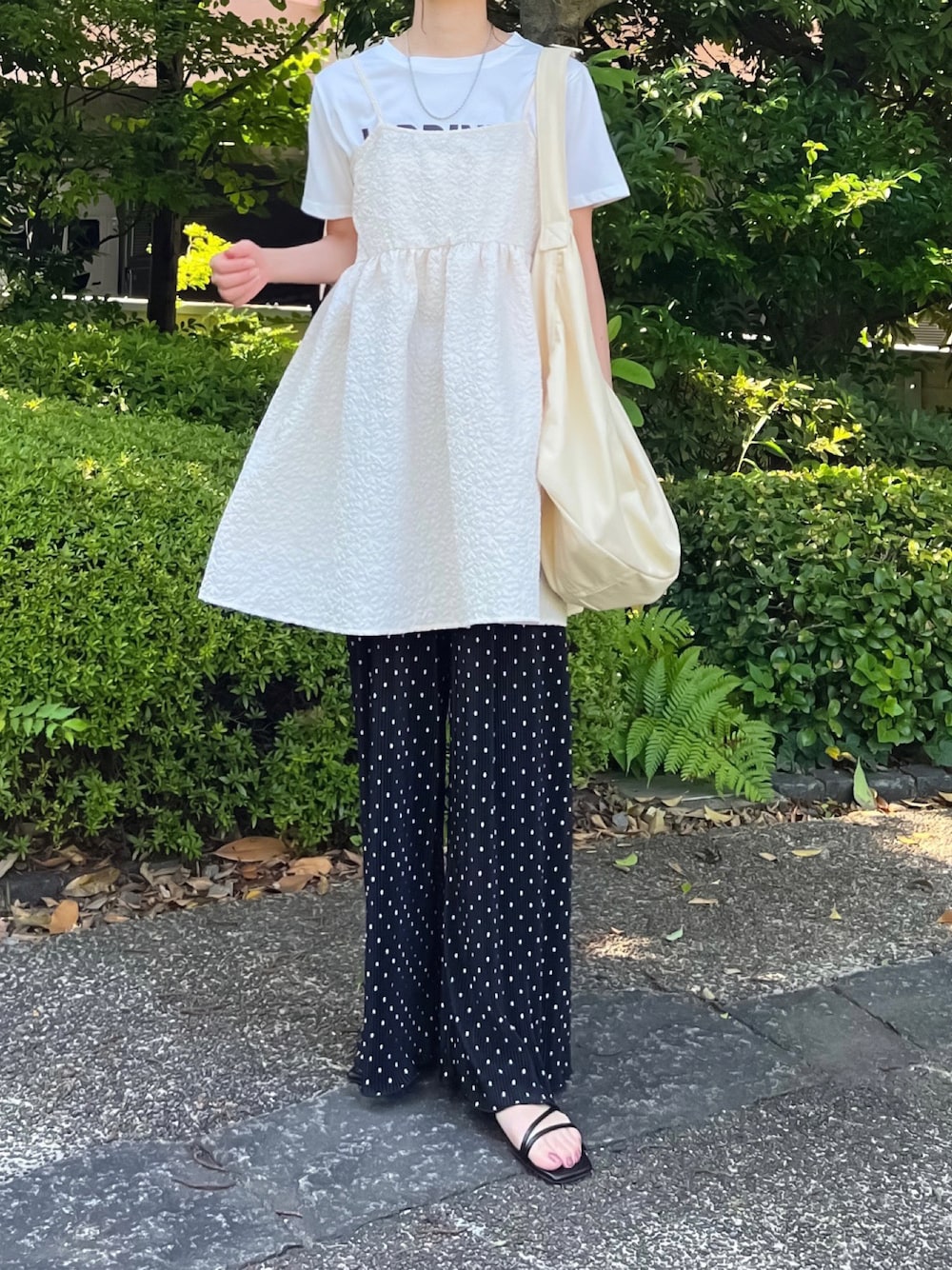 「しまむら、しまむらコーデ、キャミワンピ、キャミソール、レイヤードスタイル、プリーツパンツ、ドット、夏コーデ、夏だ！Tシャツ着よう！、シンプルコーデ、プチプラ、ぺプラムトップス、大人カジュアル」｜「GRLのアイテム（ワンピース、ホワイト系）」を使った、minmin08_さん（レディース・158cm）の夏コーディネートの1枚目の写真