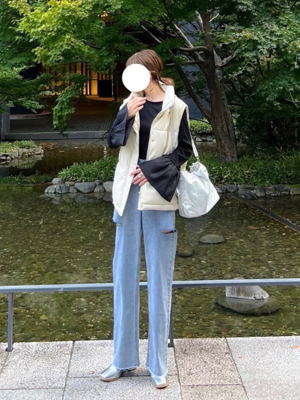 「しまむら、しまむらコーデ、ベルスリーブ、フレアスリーブ、レイヤードスタイル、ダウンベスト、シルバー、ダメージデニムパンツ、シルバーシューズ、シルバーバッグ、ボアコート、秋コーデ、オトナカジュアル、ラクチンコーデ」｜「GRLのアイテム（ダウンベスト、ホワイト系）」を使った、minmin08_さん（レディース・158cm）の秋コーディネートの1枚目の写真