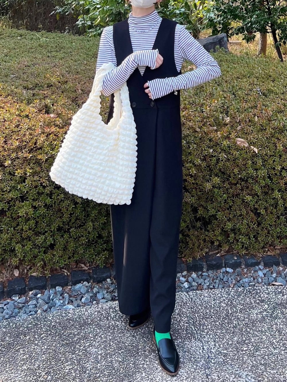 「しまむら、しまむらコーデ、サロペット、カシュクール、ボーダー、ボーダートップス、shein、ローファー、グリーン、カラーコーデ、トレンチコート、春コーデ、春服デビュー宣言、シンプルコーデ、プチプラ」｜「しまむらのアイテム（オールインワン・サロペット、ブラック系）」を使った、minmin08_さん（レディース・158cm）の春コーディネートの1枚目の写真