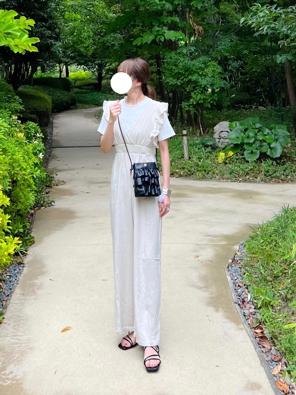 「しまむら、しまむらコーデ、アツいコーデ全部見せ、サロペット、オールインワン、GRL、ロゴT、ショルダーバッグ、夏コーデ、夏だ！Tシャツ着よう！、夏セールで買いました、大人カジュアル、夏ファッション、プチプラ」｜「GRLのアイテム（サロペット/オーバーオール、ホワイト系）」を使った、minmin08_さん（レディース・158cm）の夏コーディネートの1枚目の写真