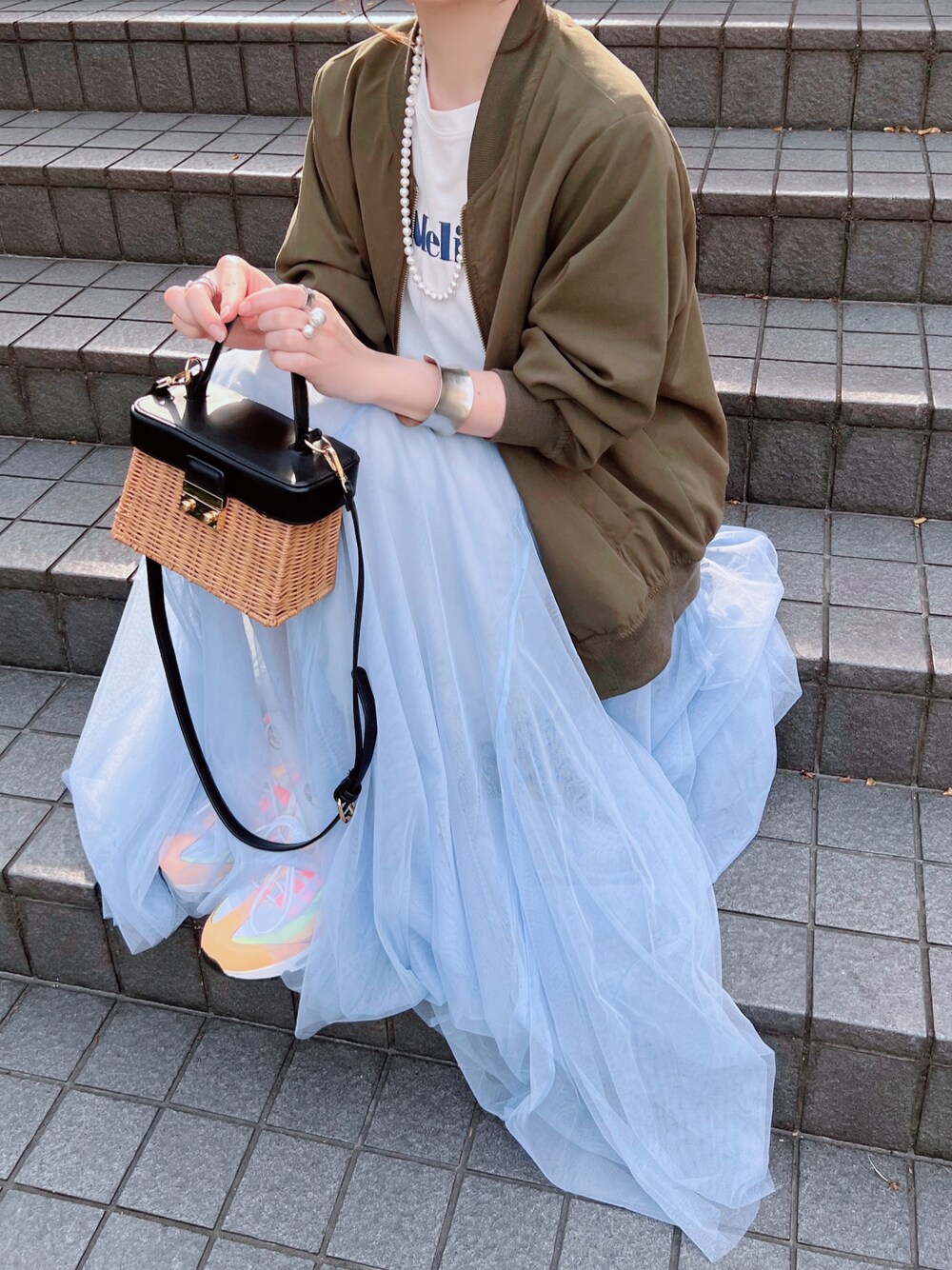 「しまむら、しまむらコーデ、しまパト、MA-1、カーキ、サックスブルー、バニティバッグ、かごバッグ、ロゴT、NIKE、エアマックス、パステル映える春、プチプラ、プチプラコーデ、春コーデ」｜「しまむらのアイテム（MA-1、グリーン系）」を使った、minmin08_さん（レディース・158cm）の春コーディネートの1枚目の写真
