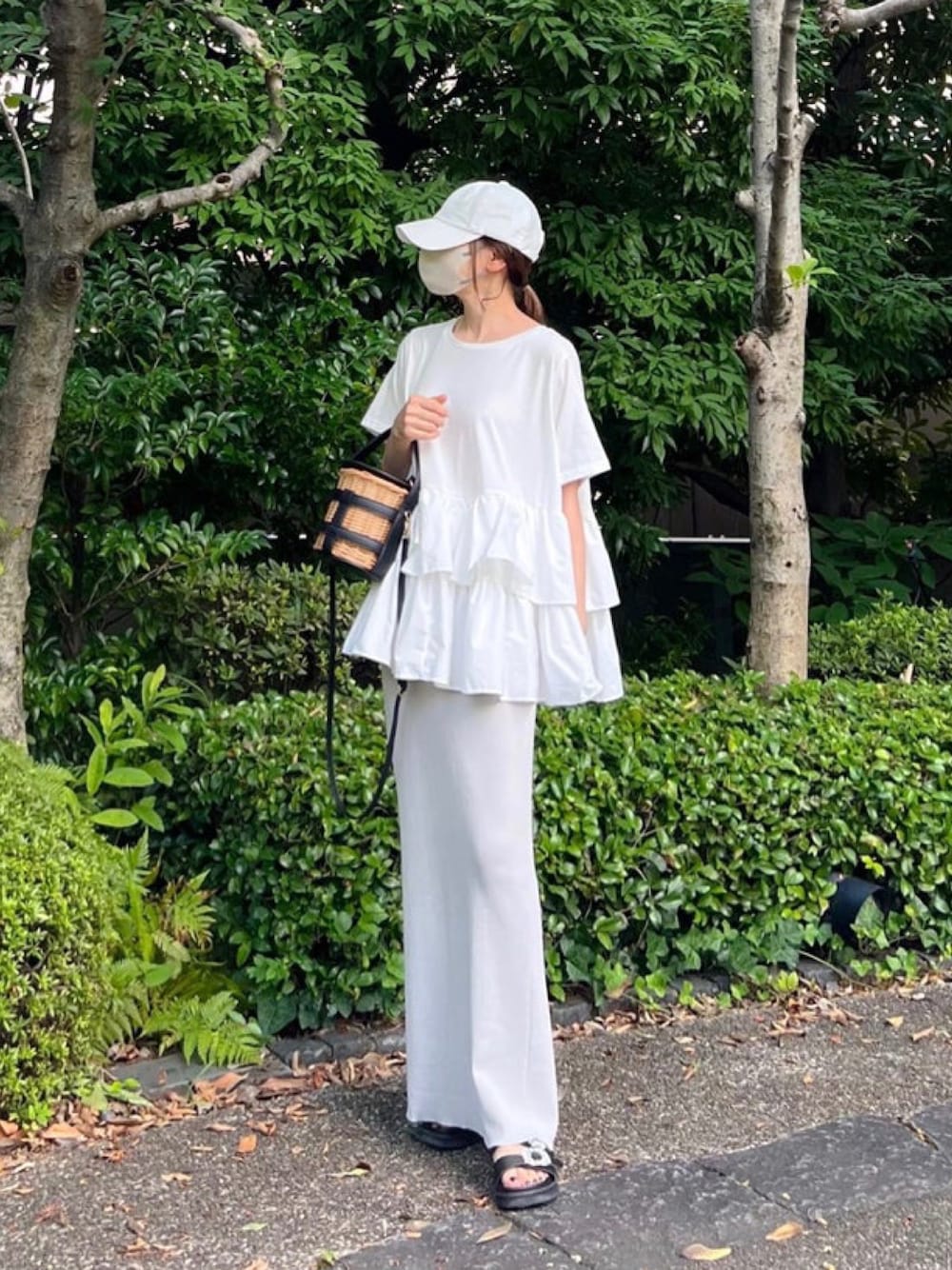 「しまむら、しまむらコーデ、ティアード、ティアードブラウス、キャップ、タイトスカート、かごバッグ、休日スタイル、きれいめカジュアル、夏コーデ、シンプルコーデ、夏だ！Tシャツ着よう！、夏ファッション、ロングスカート」｜「14+の無地キャップ ツイル（キャップ、ホワイト系）」を使った、minmin08_さん（レディース・158cm）の夏コーディネートの1枚目の写真