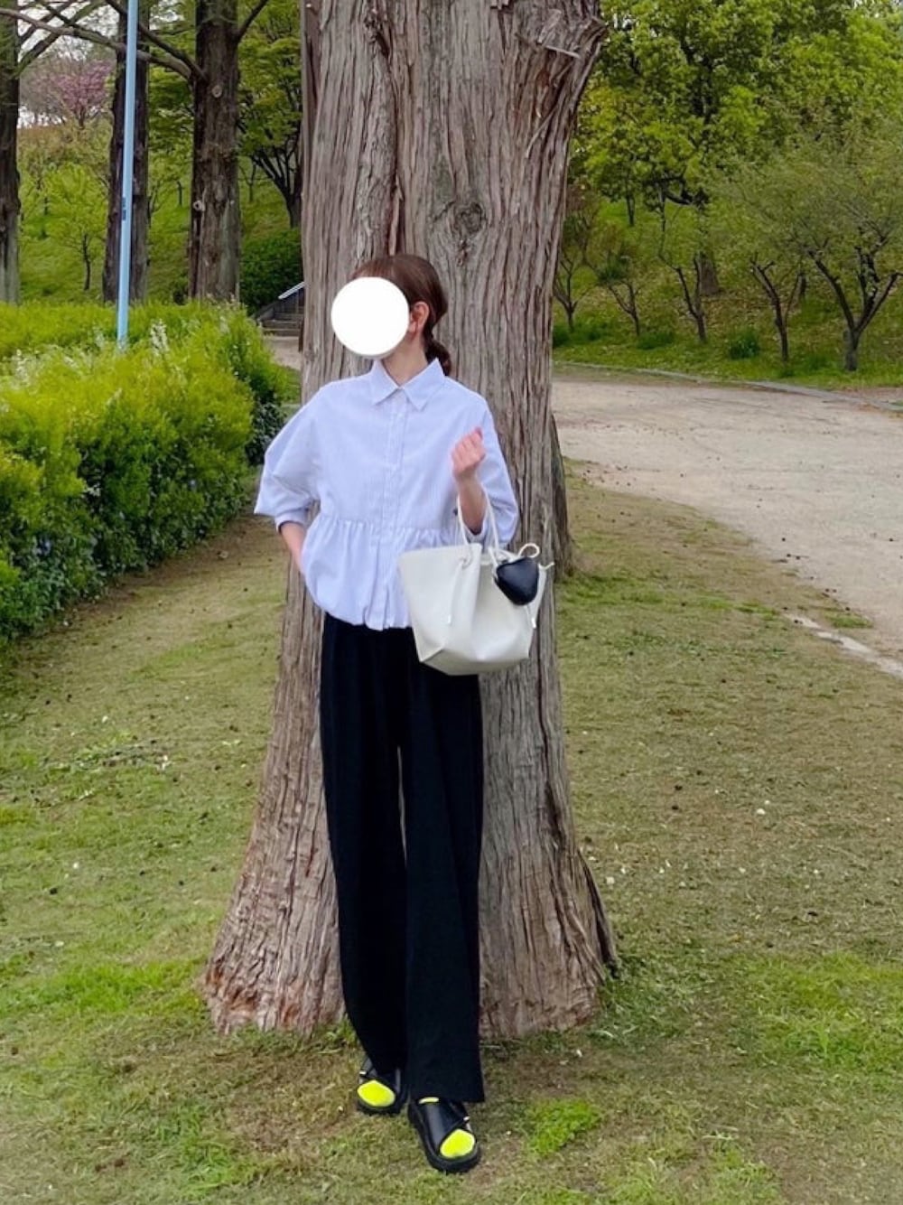 ブルー系のシャツ/ブラウス、ホワイト系のトートバッグ、ブラック系のバッグを着用したレディースの秋コーディネートの1枚目の写真