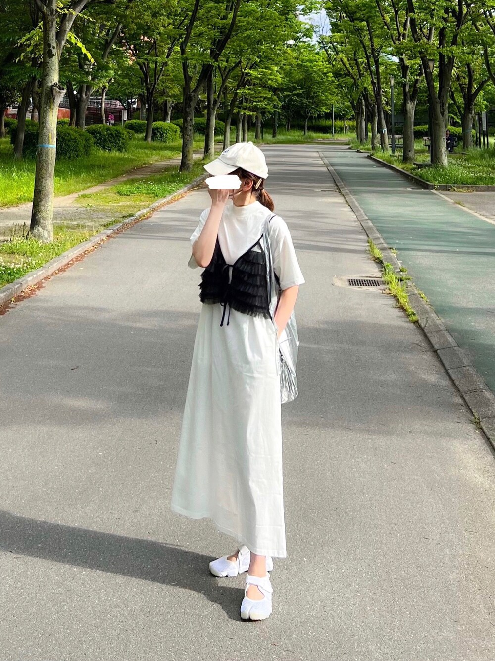 「しまむら、しまむらコーデ、レイヤードスタイル、ビスチェ、ワンピース、チュール、シルバー、トートバッグ、スニーカーコーデ、トレンチコート、春コーデ、夏コーデ、夏だ！Tシャツ着よう！、春アウター」｜「しまむらのアイテム（ベスト、ブラック系）」を使った、minmin08_さん（レディース・158cm）の春コーディネートの1枚目の写真