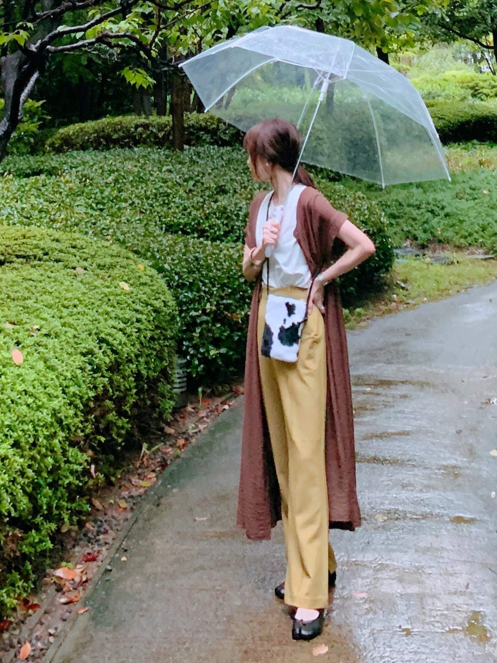 「しまむら、しまむらコーデ、しまパト、ブラウンコーデ、ブラウン、ピスタチオ、イエロー、カウ柄、ファーバッグ、足袋バレエ、傘、プチプラ」｜「andmeのコットンストレッチノースリーブTシャツトップス（Tシャツ/カットソー、ホワイト系）」を使った、minmin08_さん（レディース・158cm）の秋コーディネートの1枚目の写真