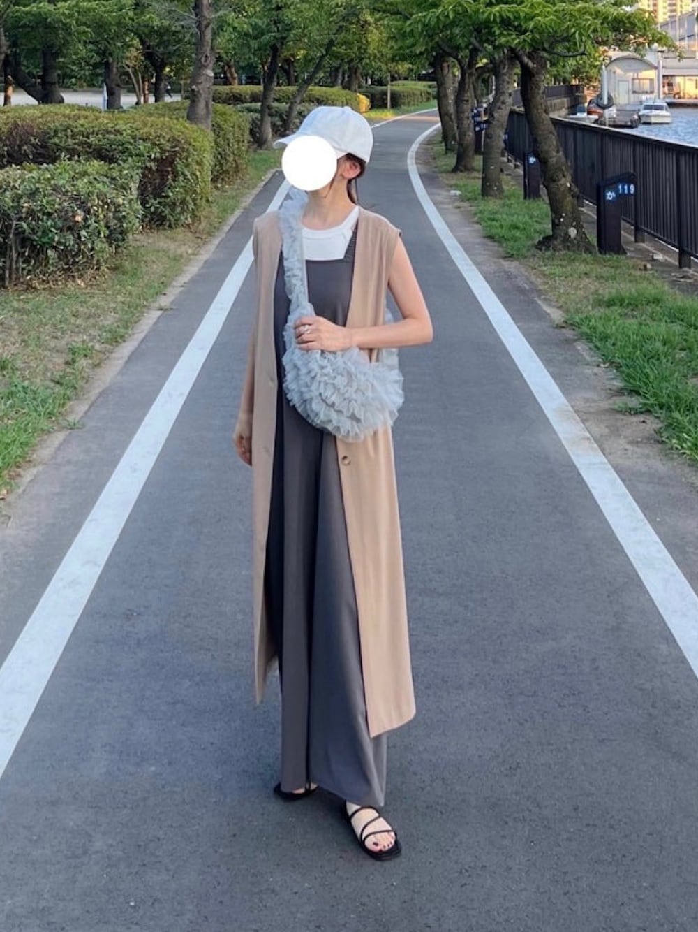 「しまむら、しまむらコーデ、サロペット、UNIQLO、キャップ、ジレ、レイヤードスタイル、チュール、お出かけコーデ、プチプラ、アツいコーデ全部見せ、楽チンコーデ、夏コーデ」｜「14+の無地キャップ ツイル（キャップ、ホワイト系）」を使った、minmin08_さん（レディース・158cm）の夏コーディネートの1枚目の写真