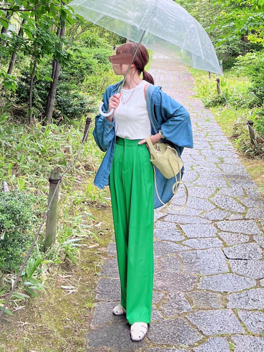 「しまむら、しまむらコーデ、しまパト、デニムシャツ、アメスリ、グリーン、イエロー、カラー×コーデ、グルカサンダル、プチプラ、プチプラコーデ、夏コーデ、雨の日コーデ、ゆるコーデ」｜「しまむらのアイテム（シャツ/ブラウス、ブルー系）」を使った、minmin08_さん（レディース・158cm）の夏コーディネートの1枚目の写真