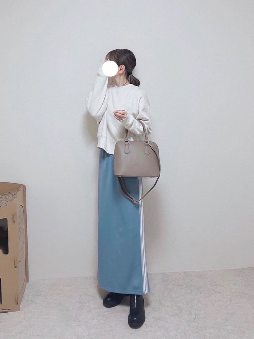 「しまむら、しまむらコーデ、真冬のあったかスタイル、タイトスカート、裏起毛、カーディガン、ショルダーバッグ、お出かけコーデ、着回しコーデ、プチプラコーデ、大人女子」｜「andmeの前後2way裏起毛スウェットカーディガン（スウェット、ホワイト系）」を使った、minmin08_さん（レディース・158cm）の冬コーディネートの1枚目の写真