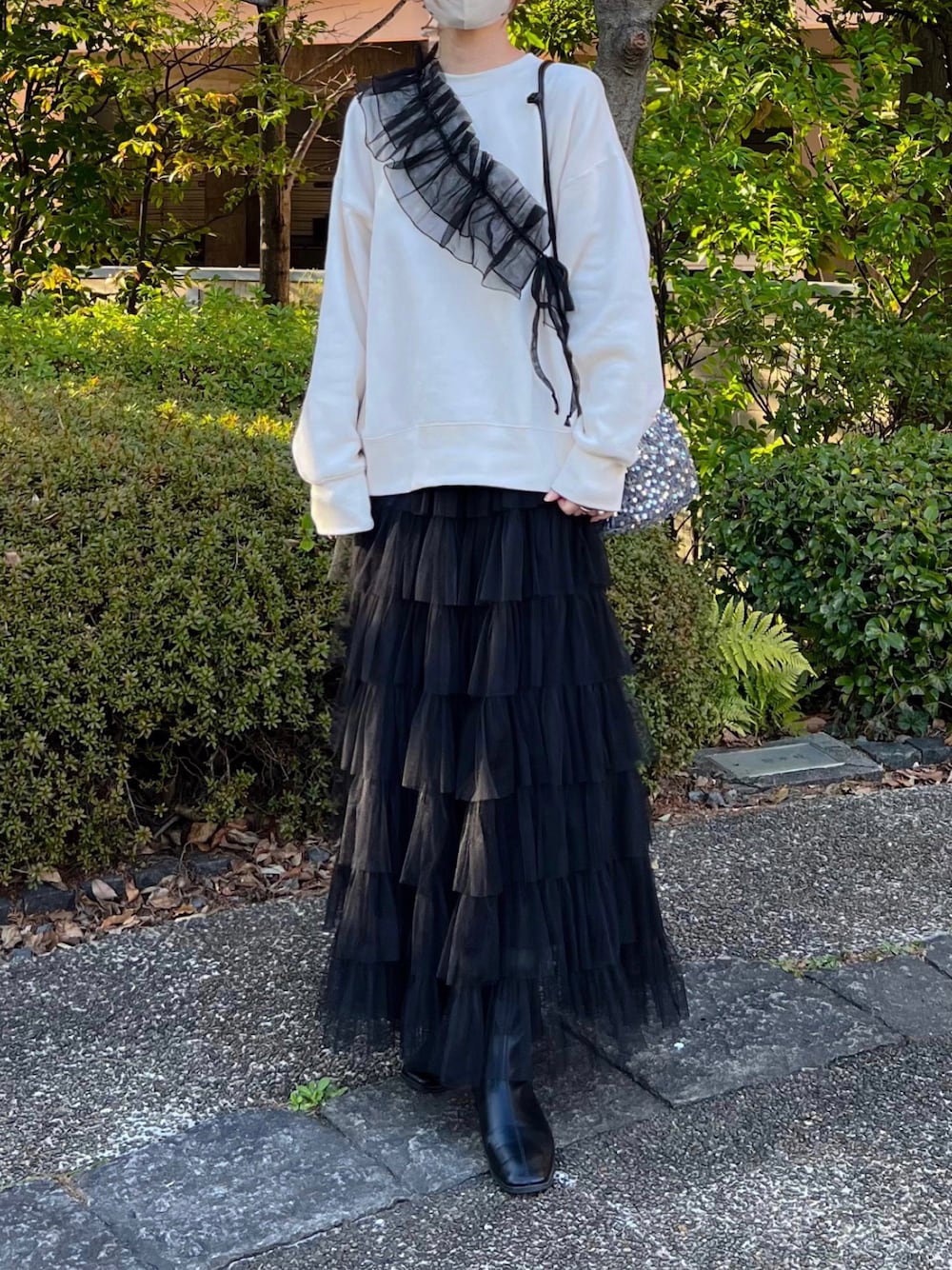 「しまむら、しまむらコーデ、つけ襟、チュールスカート、ティアードスカート、スパンコール、巾着バッグ、スウェット、サッシュベルト、春のおしゃ見えテクニック、春コーデ、春服、プチプラ、スカートコーデ」｜「しまむらのアイテム（トップス、ブラック系）」を使った、minmin08_さん（レディース・158cm）の春コーディネートの1枚目の写真