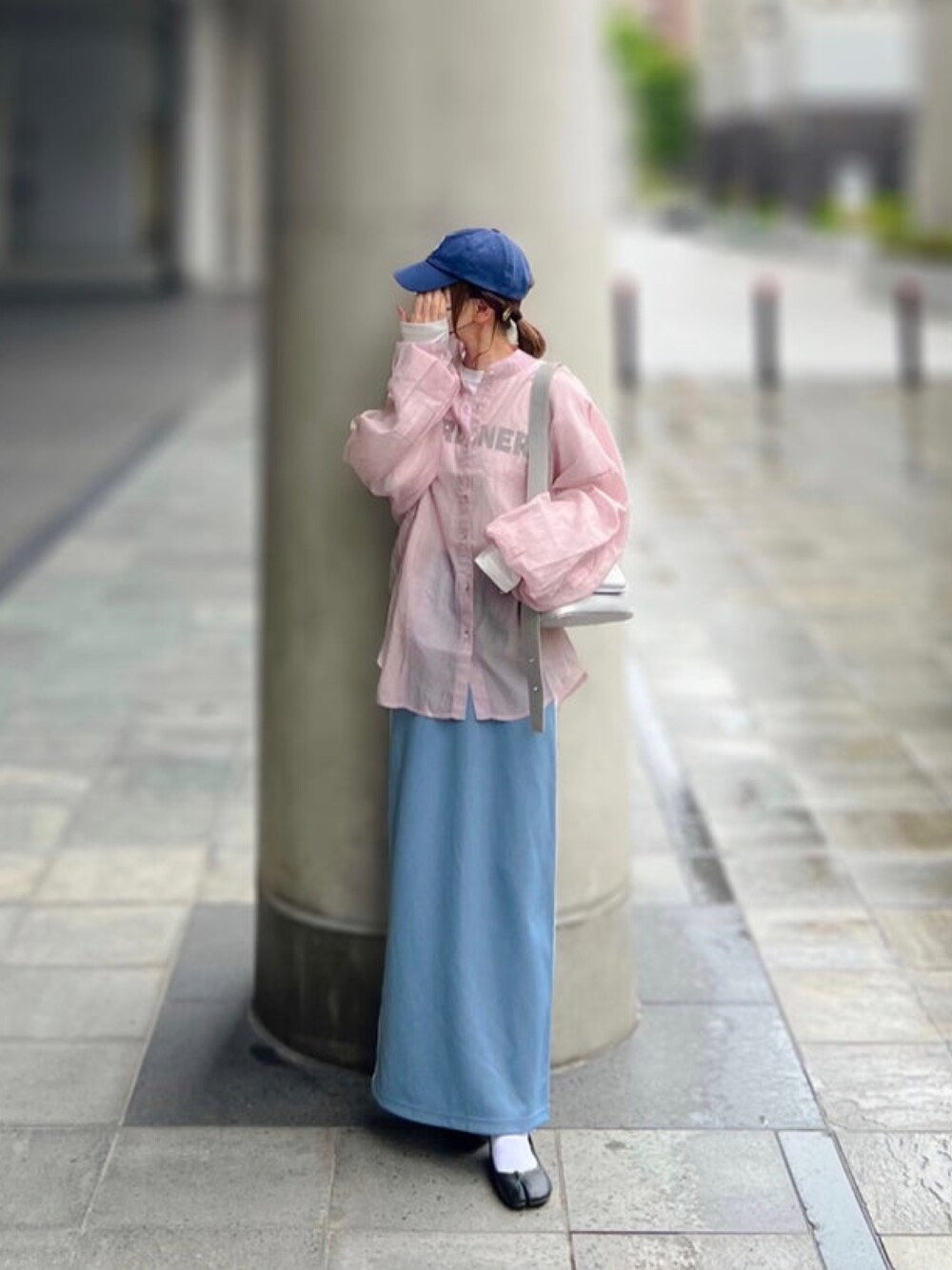 「しまむら、しまむらコーデ、ピンク、ブルー、カラーコーデ、タイトスカート、シアーシャツ、レイヤードスタイル、シルバー、足袋バレエ、トレンチコート、春アウター、春コーデ、春服みてみて」｜「NOAHLのアイテム（シャツ/ブラウス、ホワイト系）」を使った、minmin08_さん（レディース・158cm）の春コーディネートの1枚目の写真