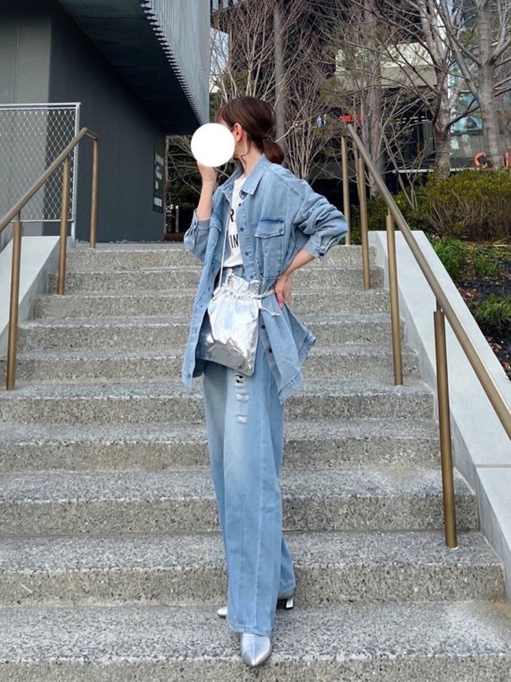 「しまむら、しまむらコーデ、デニムオンデニム、シルバー、巾着バッグ、デニデニ、ワントーンコーデ、春めき満開コーデ、春コーデ、春カラー、ラフコーデ、楽チンコーデ、プチプラ、プチプラコーデ」｜「HUG.Uの絶対理想デニムシャツ（シャツ/ブラウス、ブルー系）」を使った、minmin08_さん（レディース・158cm）の春コーディネートの1枚目の写真