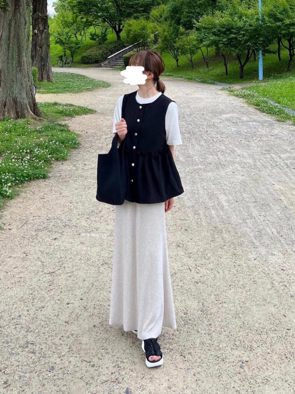 「しまむら、しまむらコーデ、ベスト、ぺプラム、マーメイドスカート、ヌビバッグ、リング、レイヤードスタイル、プチプラ、きれいめカジュアル、夏コーデ、さらっと晴れやかスナップ、オトナカジュアル、スポサン」｜「しまむらのアイテム（ベスト、ブラック系）」を使った、minmin08_さん（レディース・158cm）の夏コーディネートの1枚目の写真