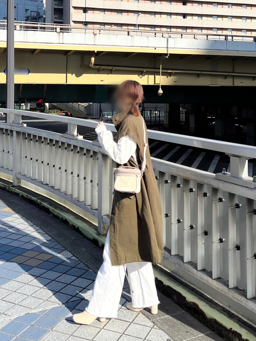 「しまむら、しまむらコーデ、バニティバッグ、ミリタリー、ミリタリーコート、スリットパンツ、ダメージデニムパンツ、ロゴT、イエロー、カーキ、カラーコーデ、ホワイトコーデ、春アウター、春カラー、春色」｜「GRLのアイテム（ジャケット/アウター、グリーン系）」を使った、minmin08_さん（レディース・158cm）の春コーディネートの1枚目の写真