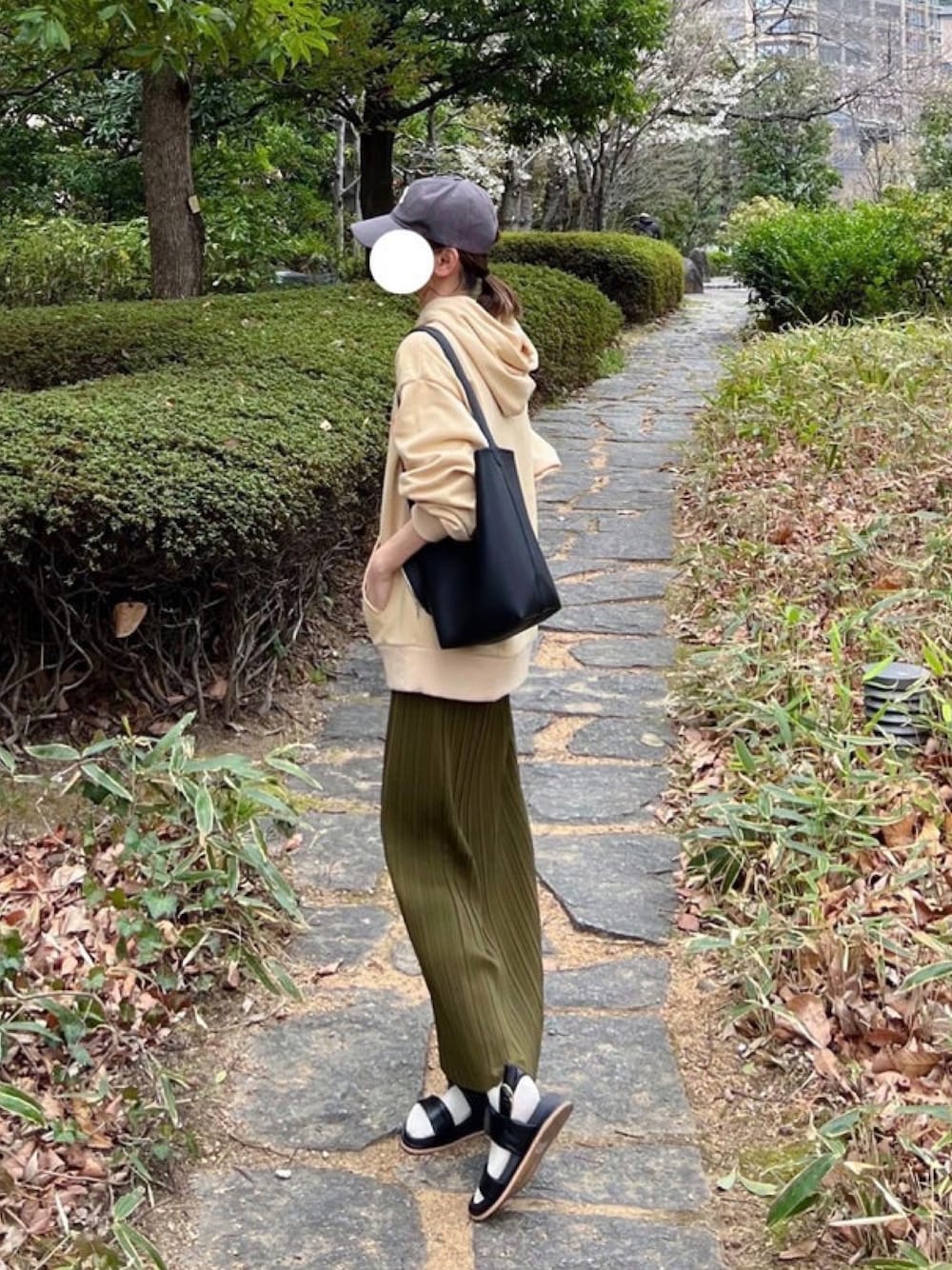 「しまむら、しまむらコーデ、サンダル、サンダルに靴下、プリーツスカート、タイトスカート、スウェットパンツ、プチプラ、プチプラコーデ」｜「しまむらのアイテム（スウェット、ベージュ系）」を使った、minmin08_さん（レディース・158cm）の夏コーディネートの1枚目の写真