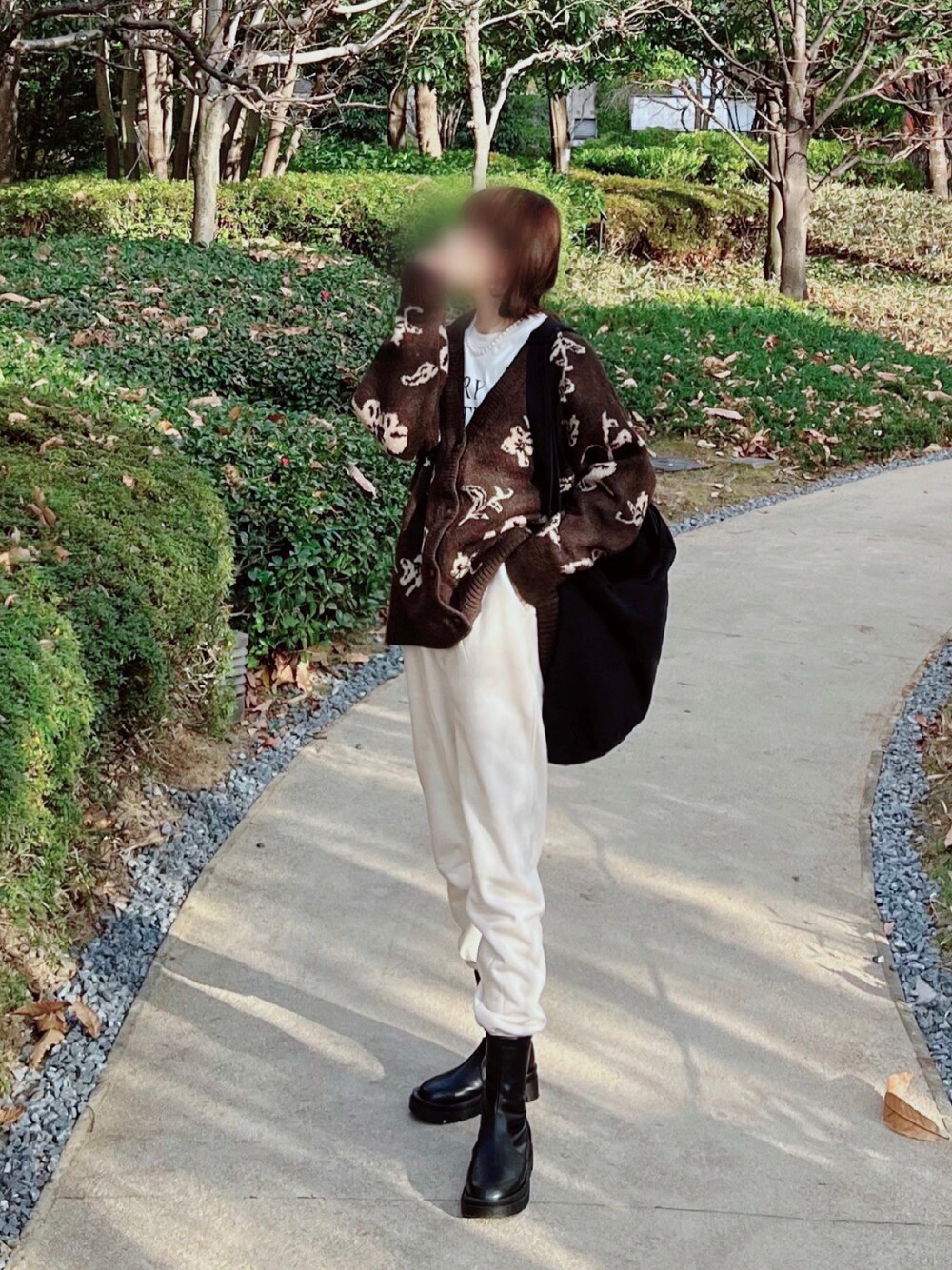 「ユニクロ、UNIQLO、ヒートテックボアスウェットパンツ、スウェットパンツ、花柄、レイヤードスタイル、GRL、ブーツ、冬コーデ、プチプラ、プチプラコーデ、ゆるコーデ」｜「GRLのアイテム（カーディガン/ボレロ、ブラウン系）」を使った、minmin08_さん（レディース・158cm）の冬コーディネートの1枚目の写真