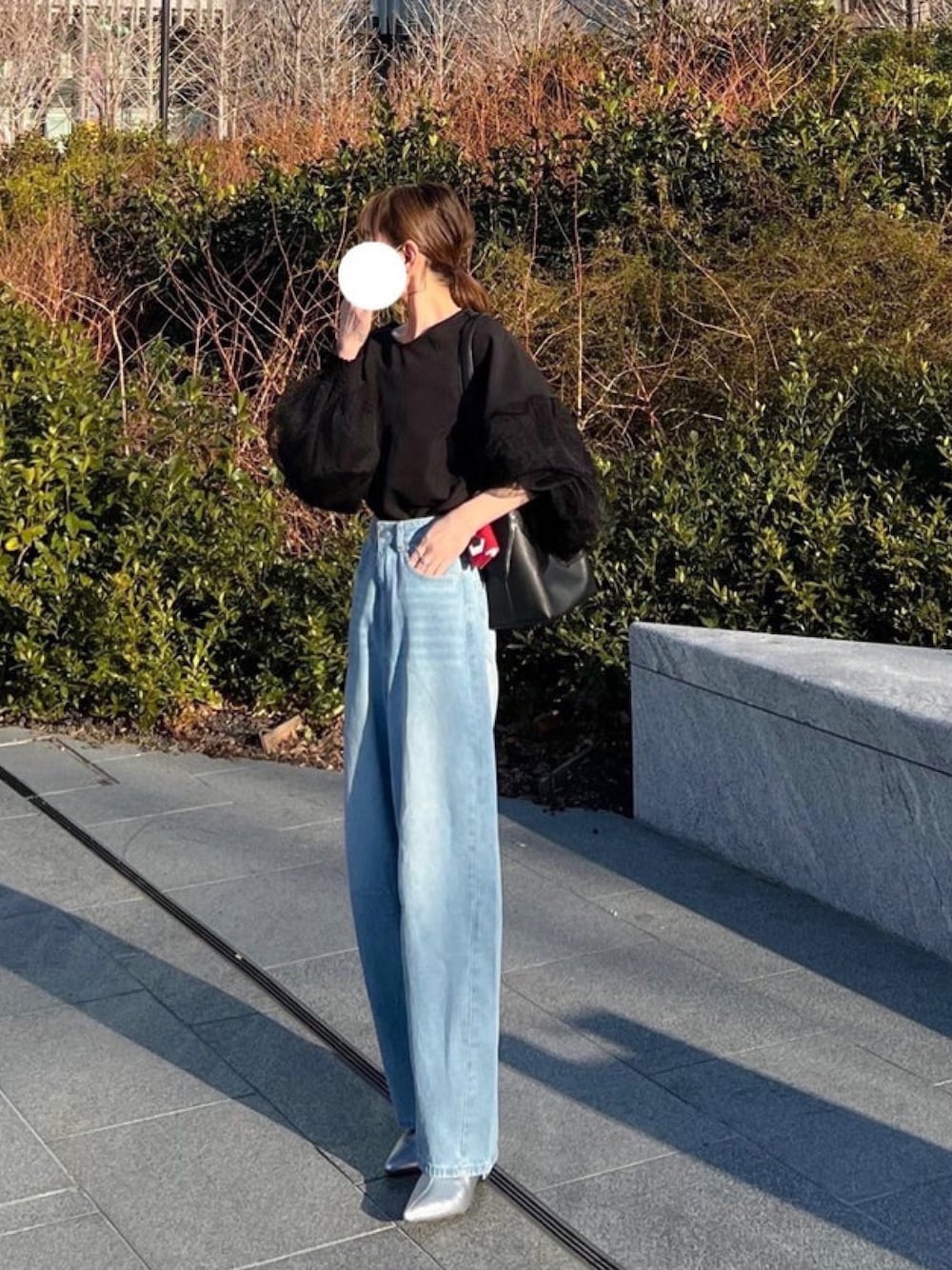 「しまむら、しまむらコーデ、カーブパンツ、カーブデニム、デニムパンツ、チュール、ボリューム袖、春めき満開コーデ、春コーデ、シンプルスタイル、パンツスタイル、ラフコーデ、楽チンコーデ、プチプラ、プチプラコーデ」｜「FUNNY COMPANY＋のアイテム（シャツ/ブラウス、ブラック系）」を使った、minmin08_さん（レディース・158cm）の春コーディネートの1枚目の写真