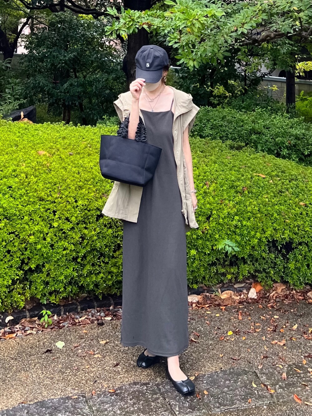 「しまむら、しまむらコーデ、キャミワンピ、マウンテンパーカー、ベスト、ジレ、キャップ、足袋バレエ、オトナカジュアル、秋のコーデ、秋コーデ、秋服、秋服準備はじめました、23AW秋の新作」｜「しまむらのアイテム（マウンテンパーカー、グリーン系）」を使った、minmin08_さん（レディース・158cm）の秋コーディネートの1枚目の写真