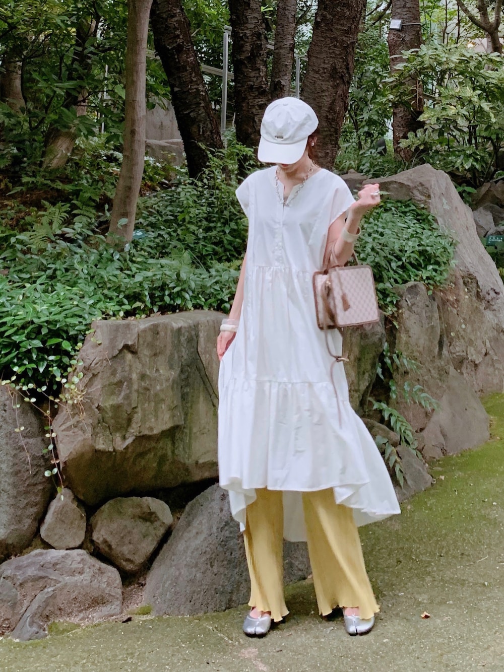 「しまむら、しまむらコーデ、しまパト、プリーツパンツ、パステルカラー、イエロー、ティアードワンピース、足袋バレエ、シルバーシューズ、プチプラ、プチプラコーデ、キャップ、キャップコーデ」｜「しまむらのアイテム（キャップ、ホワイト系）」を使った、minmin08_さん（レディース・158cm）の夏コーディネートの1枚目の写真