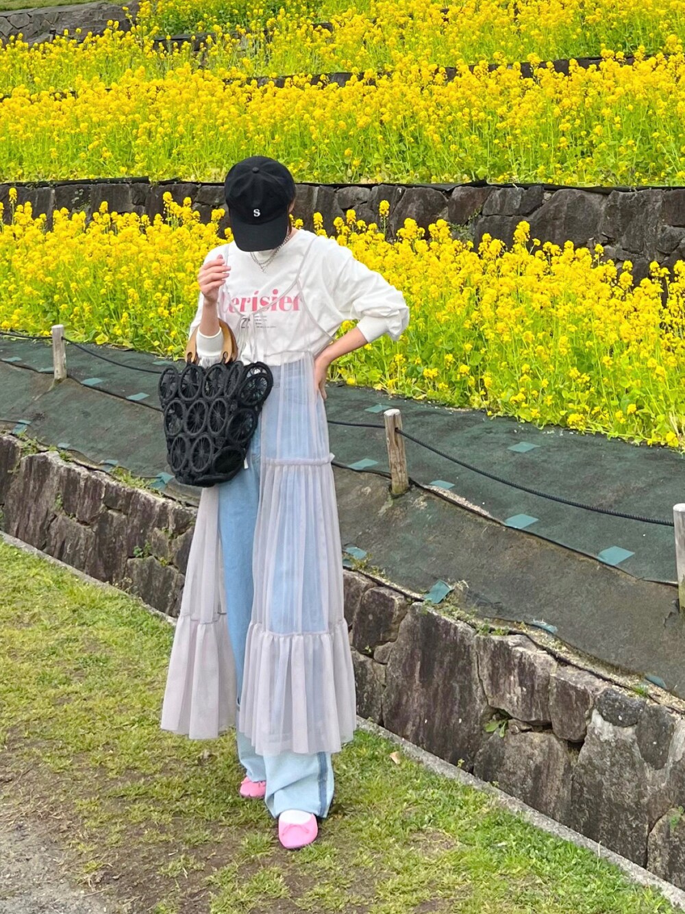 「しまむら、しまむらコーデ、レイヤードスタイル、キャミワンピ、チュール、ティアードスカート、ロゴT、ピンク、カラーコーデ、かごバッグ、春のNewスタイル、春コーデ、春服みてみて、春カラー」｜「andmeのアイテム（Tシャツ/カットソー、ブラック系）」を使った、minmin08_さん（レディース・158cm）の春コーディネートの1枚目の写真