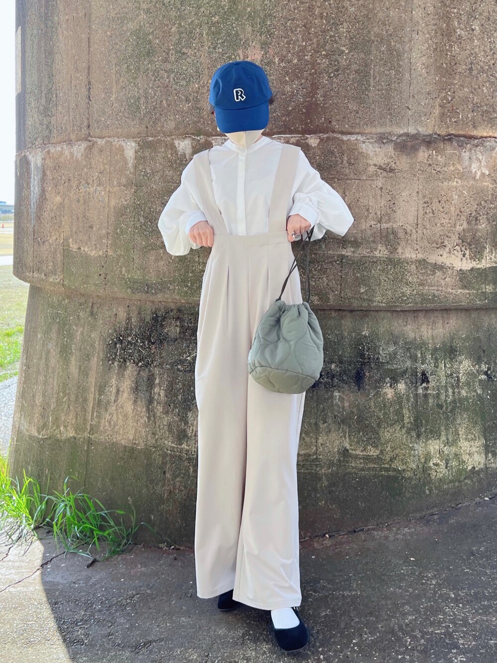 「しまむら、しまむらコーデ、キャップ女子、ボリューム袖、サロペット、ハイウエストパンツ、巾着バッグ、ノーカラージャケット、バレエシューズ、春服デビュー宣言、プチプラコーデ、プチプラ、春カラー、シンプルコーデ」｜「mukuのアイテム（シャツ/ブラウス、ホワイト系）」を使った、minmin08_さん（レディース・158cm）の春コーディネートの1枚目の写真