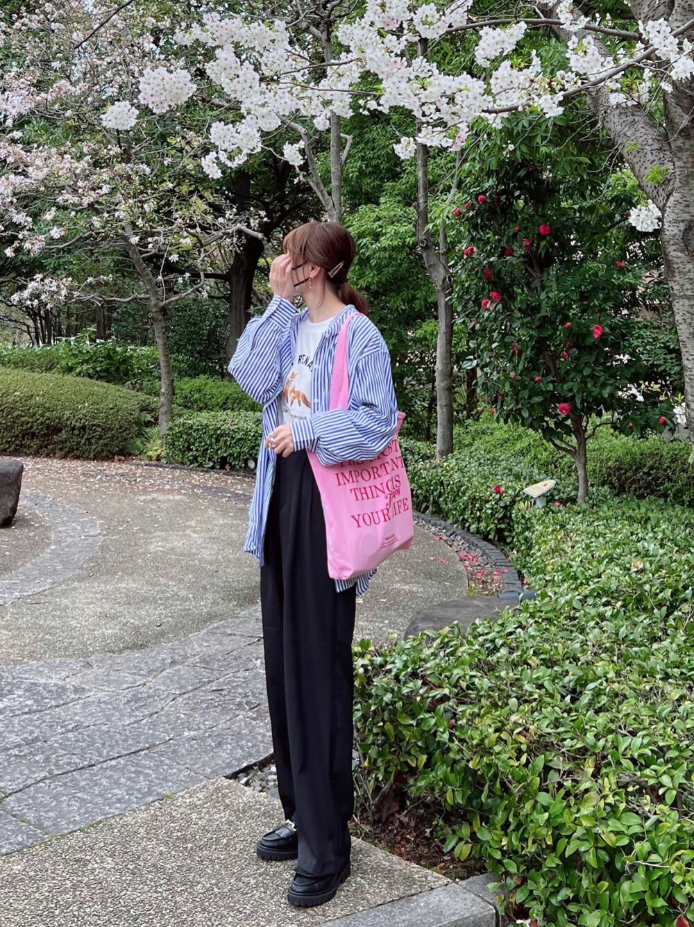 「しまむら、しまむらコーデ、ストライプシャツ、シャツスタイル、きつね、キツネTシャツ、ピンク、ピンクコーデ、ブルー、ブルーコーデ、カラーコーデ、パステル映える春、春コーデ、春カラー、シンフルコーデ」｜「しまむらのアイテム（Tシャツ/カットソー、ホワイト系）」を使った、minmin08_さん（レディース・158cm）の春コーディネートの1枚目の写真