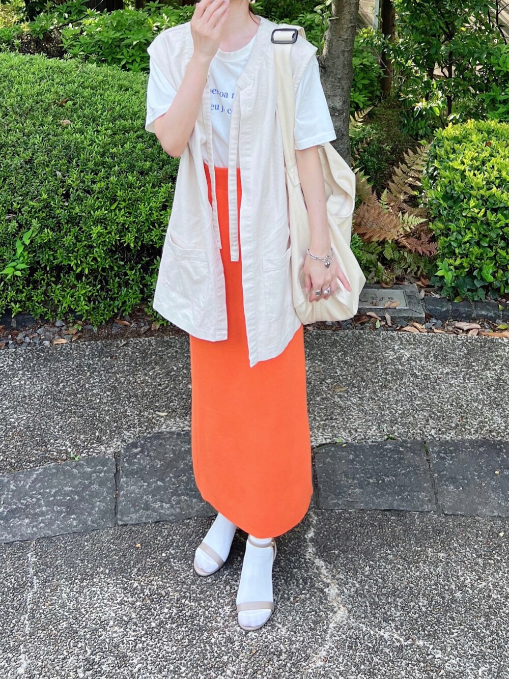 「しまむら、しまむらコーデ、ベスト、タイトスカート、ロゴT、オレンジ、カラーコーデ、カラースカート、サンダルに靴下、プチプラ、シンプルコーデ、春コーデ、春色、春カラー」｜「しまむらのアイテム（ベスト、ホワイト系）」を使った、minmin08_さん（レディース・158cm）の春コーディネートの1枚目の写真