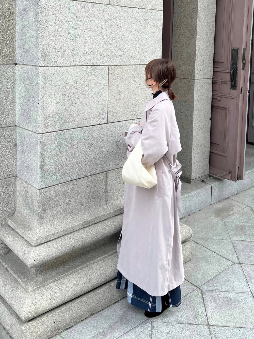 「しまむら、しまむらコーデ、トレンチコート、チェックスカート、チェック柄、フレアスカート、カンフーシューズ、シンフルコーデ、ママコーデ、プチプラコーデ、春コーデ、ほめられ本命コーデ」｜「recaのキャンディ袖ビッグトレンチコート（トレンチコート、ベージュ系）」を使った、minmin08_さん（レディース・158cm）の冬コーディネートの1枚目の写真