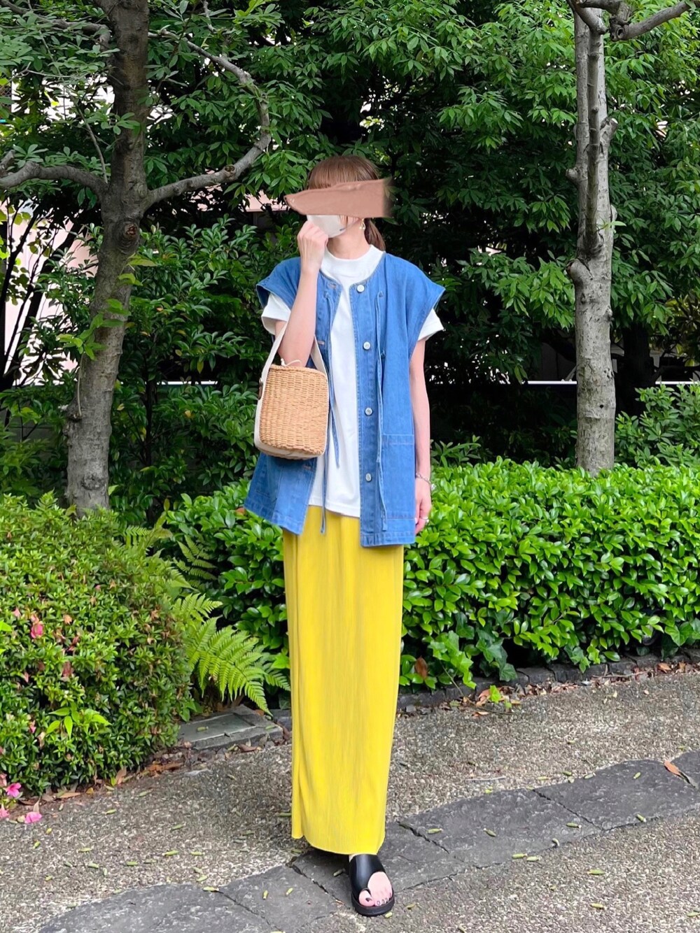 「しまむら、しまむらコーデ、ベスト、レイヤードスタイル、プリーツスカート、タイトスカート、マスタード、カラーコーデ、トングサンダル、かごバッグ、プチプラ、初夏コーデ、シンプルスタイル、プチプラコーデ」｜「しまむらのアイテム（デニムジャケット、ブルー系）」を使った、minmin08_さん（レディース・158cm）の夏コーディネートの1枚目の写真